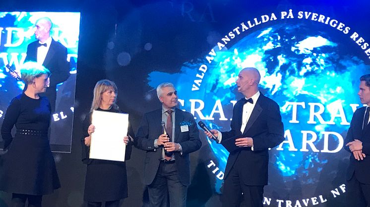 Salgssjef i Nordic Choice Hotels, Anant Vithlani, mottar prisene på vegne av Nordic Choice Hotels. Foto: Nordic Choice Hotels