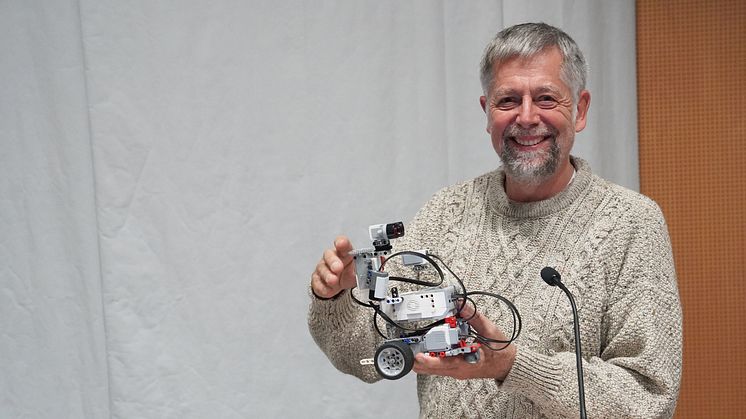 Prof. Dr.-Ing. Wolfgang Rüther-Kindel, Fachbereich Ingenieur- und Naturwissenschaften TH Wildau, demonstriert einen Lego-Roboter (Foto: Christine Krüger)