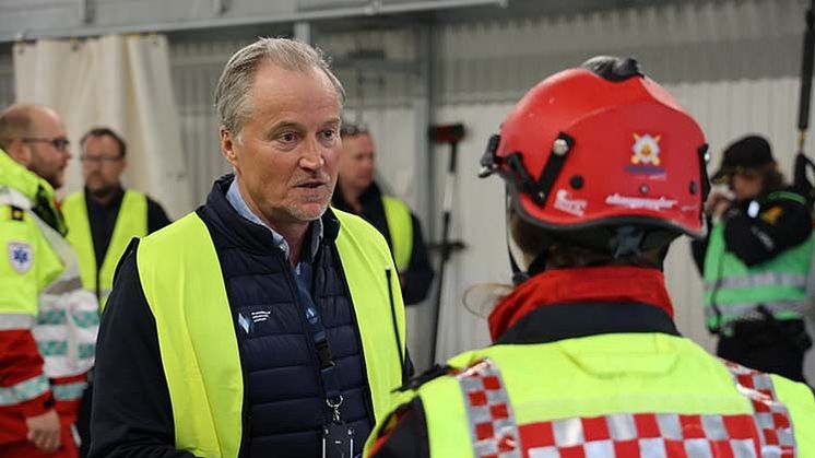 Gunnar Lenman, VD på Scandinavian Mountains Airport, i samspråk med en representant för den norska räddningstjänsten. Foto: Statsförvaltaren i Innlandet