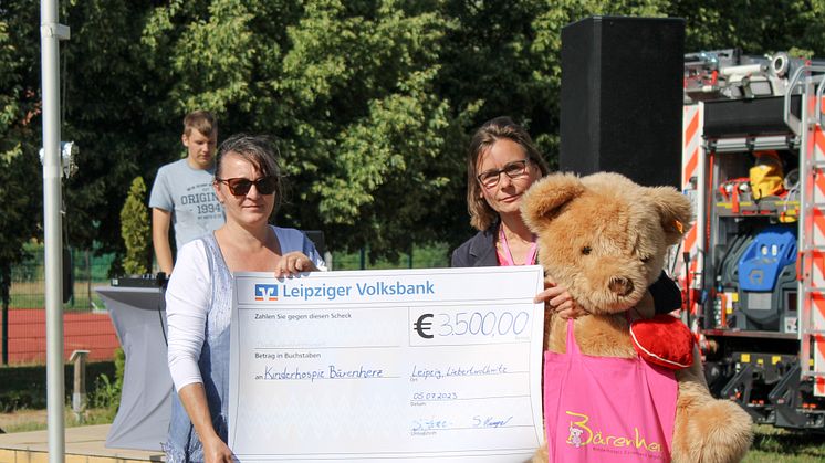 Katja Spiwek, Lehrerin und stellv. Vorsitzende des Schulfödervereins, übergibt Anke Voigt von Bärenherz den Spendenscheck