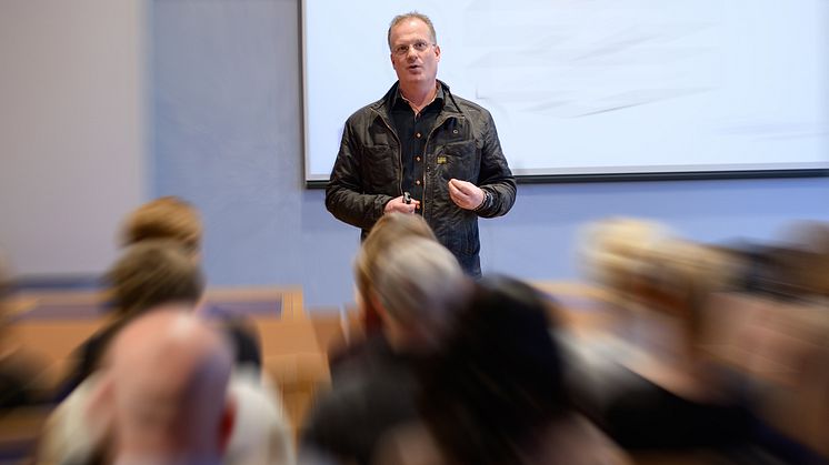 Affärscoach Jörgen Bond håller föredrag om ledarskap i Näringslivets hus i samband med Falu kommuns företagarvecka.