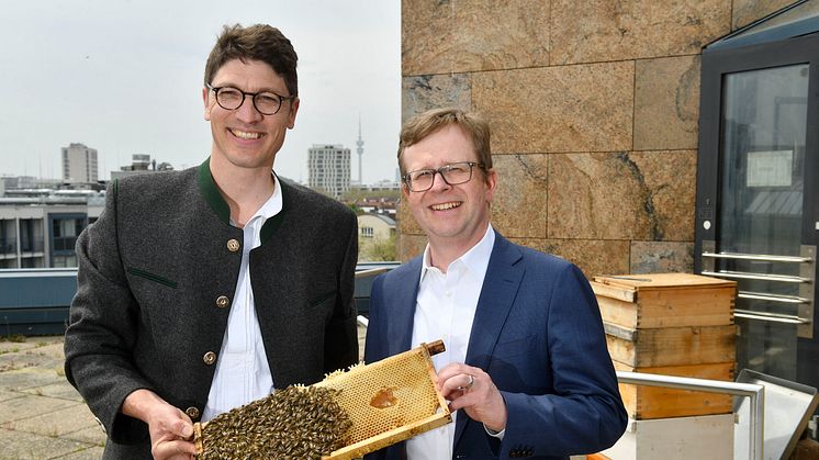 V.l.: Imker Jürgen Brandl und Bernd Hochberger, Vorstandsmitglied der Stadtsparkasse München.