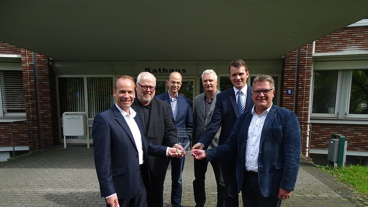 (v.l.): Mirko Tansjek und Stephan Klaus (Deutsche Glasfaser), Josef Hadick (WINDOR), Arno Schade (Breitbandbeauftragter), Bürgermeister Tobias Stockhoff und Stadtbaurat Holger Lohse. Foto: Frank Langehorst / Lembecker.de