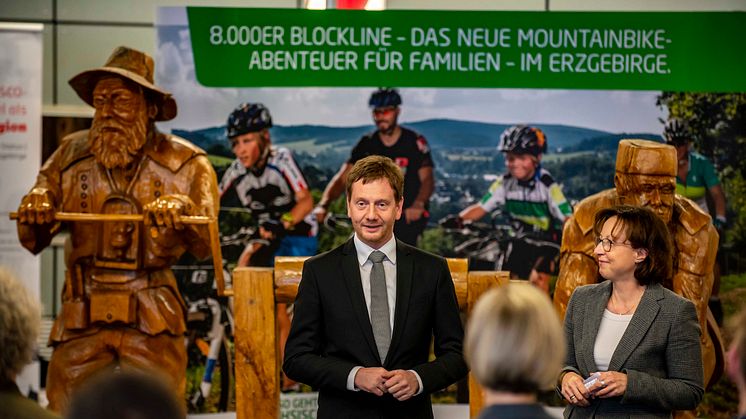 Ministerpräsident Michael Kretschmer eröffnete die Gemeinschaftspräsentation "Erzgebirge hautnah" am Flughafen Dresden 