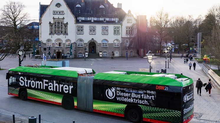 13_Stromfahrer-Bus vor dem Rathaus in Aplerbeck.jpg