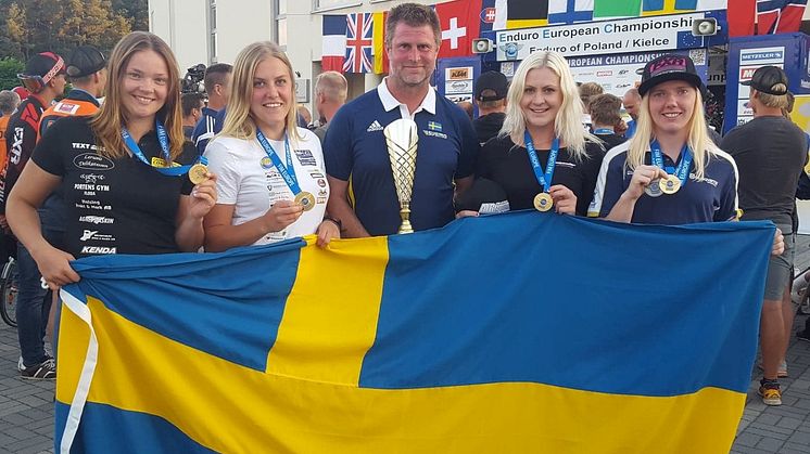 Lagguld i EM för 4 svenska tjejer: Emelie Borg Nilsson, Amanda Elvin. (Ronnie Bengtsson) förbundskapten för damlandslaget i enduro. Emilia Reimander och Hanna Berzelius.