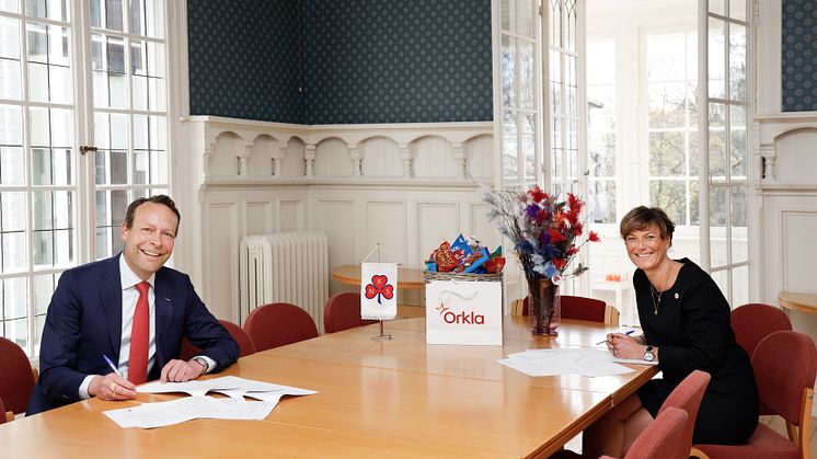 Jaan Ivar Semlitsch, konsernsjef i Orkla og Grete Herlofson, generalsekretær i Norske Kvinners Sanitetsforening. Foto: Trygve Indrelid, NTB