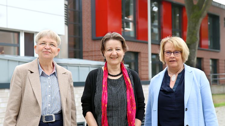 Bei der Verabschiedung: Vizepräsidentin Dr.in Marion Rieken, Astrid Raabe und Monika Riesmeier, stellv. Personalratsvorsitzende