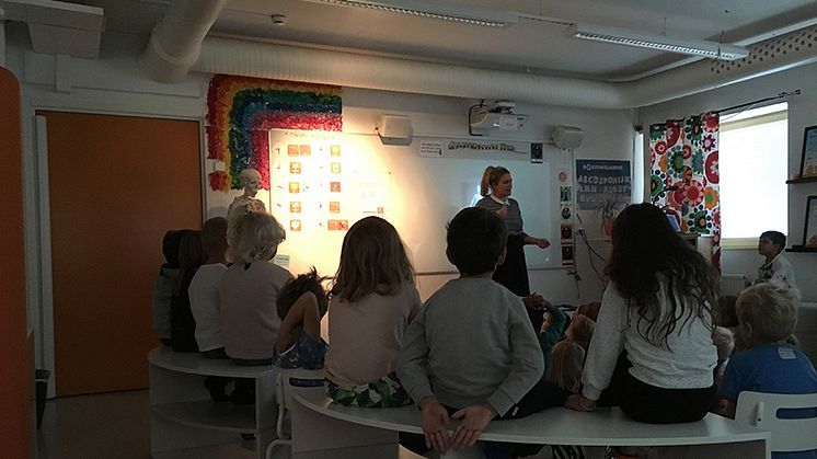 Lärare Elvira Aréus och elever på E-koll, Erlaskolan Östra