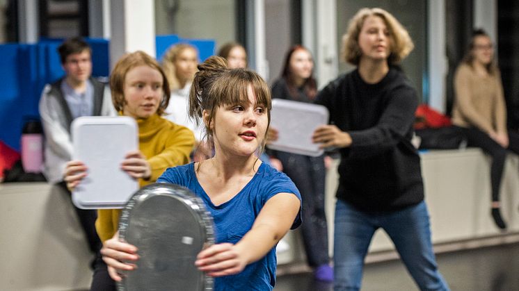 Kulturskolans musikalgrupp tränar på framträdandet som de har varit med och skapat från grunden.