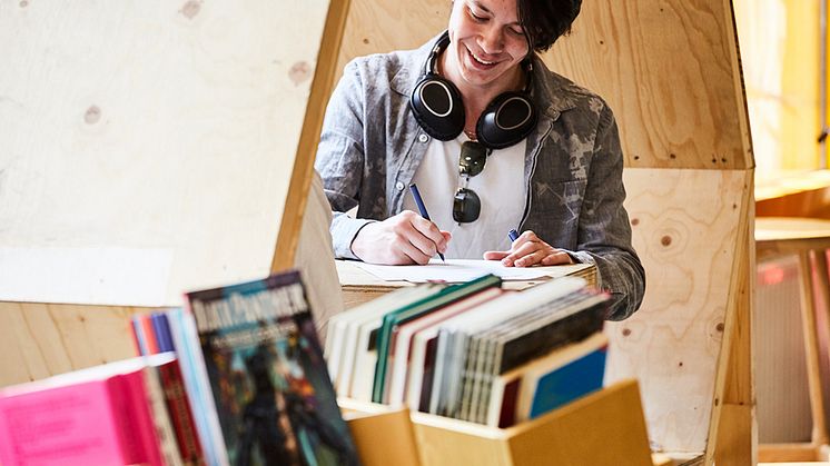 KB välkomnar utredningens förslag. Fullt genomförda kommer de att bidra till en betydligt mer likvärdig tillgång till skolbibliotek, läsutveckling och digital kompetens för alla barn i hela landet.