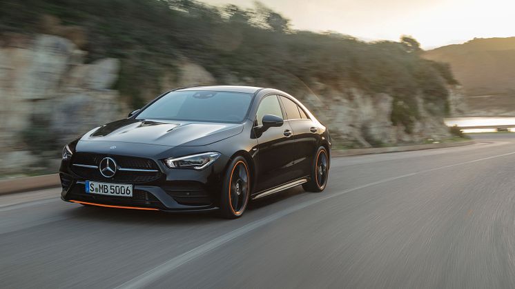 Mercedes-Benz CLA, Edition Orange Art, AMG Line, cosmos black. Med den intelligenta farthållaren Distronic  som nu även får information från både kartor, kameror och radar och anpassar automatiskt farten i och inför kurvor, avfarter och rondeller.