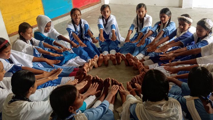 Flickor från ett av Erikshjälpens projekt i Charkankuni Bridge school i Bangladesh