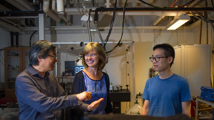 Weimin Chen (vänster, Irina Buyanova och Yuqing Huang (höger, vid Linköpings universitet.