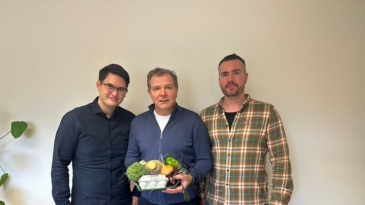 Fußball-Weltmeister Andreas Möller (Mitte) mit Johann Hackfeld (links) und Benedikt Merz von den Fexiblen Hilfen der Hephata-Jugendhilfe in Frankfurt.