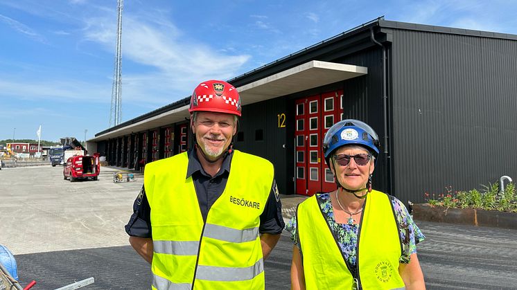 Magnus Lagrell och Birgitta Andersson framför Uddevallas nya brandstation