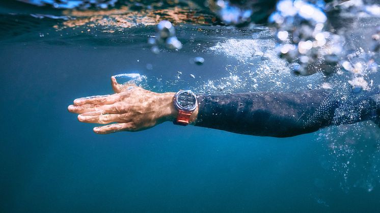 033-lifestyle-galaxy-watch-ultra-titaniumgray-ocean-swimming.jpg