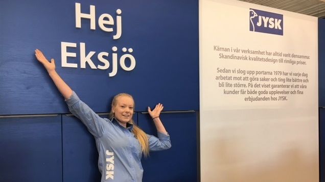 Butikschefen Louise Hansson ser fram emot att välkomna Eksjöborna till den nya butiken på Lokgatan 3. Foto: JYSK