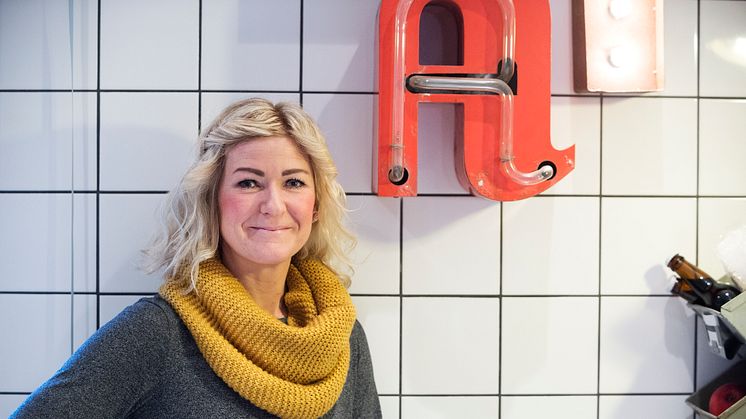 Stina Isakson tar emot pris på retrokväll