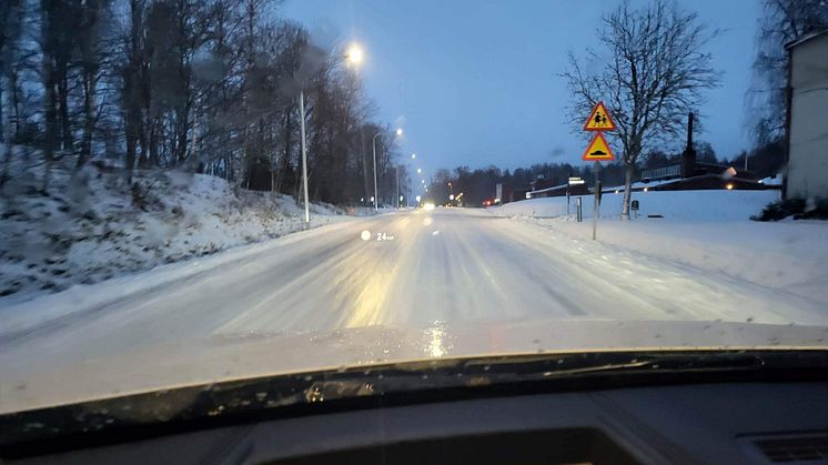 Utbildning i körning på halt väglag är en av flera viktiga delar i utbildning för företag med personal i trafik.