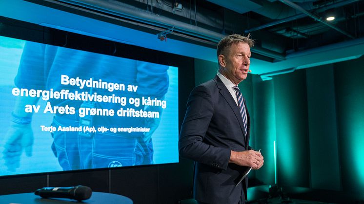 Olje- og energiminister Terje Aasland kommer for å dele ut prisen til Årets grønne driftsteam på Grønn driftskonferanse 14. november. Her fra fjorårets utdeling. Foto: Grønn Byggallianse