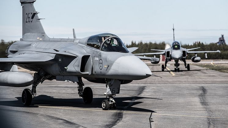 JAS 39 Gripen taxar in efter landning på Luleå flygplats under övningen ACE 17. Foto: Hampus Hagstedt/Försvarsmakten