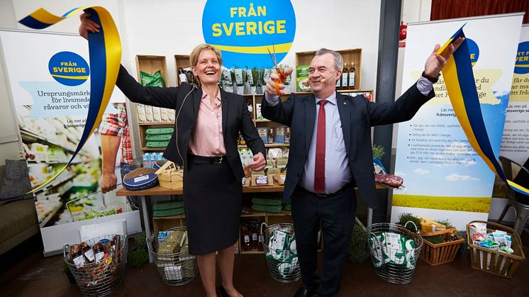  Dåvarande landsbygdsminister Sven-Erik Bucht och Maria Forshufvud vid lanseringen av Från Sverige-märkningens 20 april 2016. Här svarar Livsmedelsföretagen, LRF och Svensk Dagligvaruhandel på frågor om Från Sveriges första 5 år och framtiden.