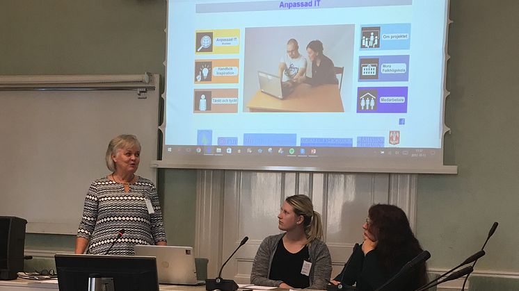 Föregångsprojektet Anpassad IT talade om digital delaktighet i Riksdagen i oktober. Från vänster projektledare Kerstin Gatu, Sara Hansson från Rättviks kommun och Eva Avgerinou, rektor för Mora folkhögskola. 