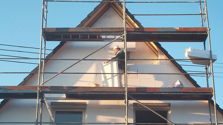 Eine energetische Sanierung eines Hauses kann von oben nach unten erfolgen