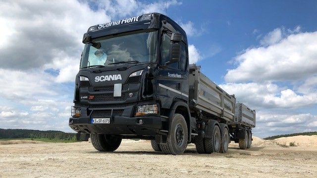 Von der Fachpresse hoch gelobt: der Scania G 450 XT 6x4 mit Meiller Dreiseitenkipper.