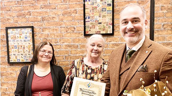 Priset överlämnas av föreningens ordförande Lillemor Wodmar och togs emot av Jonas Hysing och Hanna Dittrich Söderman, Nationella viltolycksrådet. Foto Louise Cederlöf, Svenska Djurskyddsföreningen