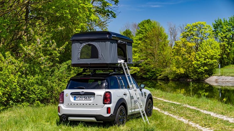 Hemestra i naturen med MINI: elektrifierade campingbilar med taktält
