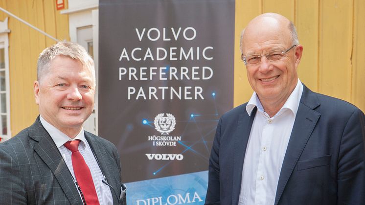 Högskolan i Skövdes rektor, Lars Niklasson, och Jan Ohlsson, som är chef för Volvo Group Trucks Operations, skrev på det nya samarbetsavtalet mellan Högskolan och Volvokoncernen.