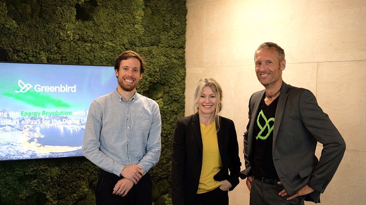 Investeringsdirektør Eivind Olsen og administrerende direktør Siri Kalvig i Nysnø sammen med Thorsten Heller, administrerende direktør i Greenbird.
