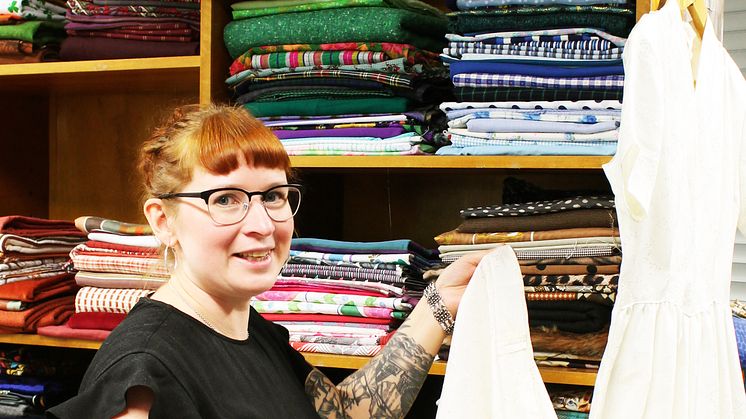 Maja Hamelius i sin nya butik Axelinas manufaktur och diverse i ReTuna Återbruksgalleria.