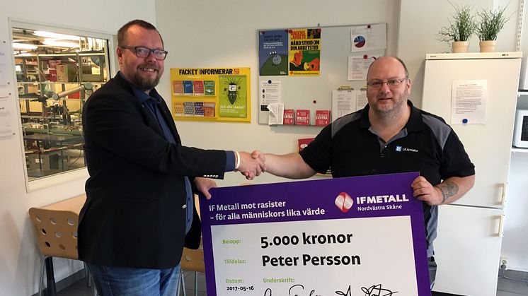 Kenth Hellqvist (t.v.) från IF Metall delar ut stipendiet till Peter Persson på LK i Helsingborg.