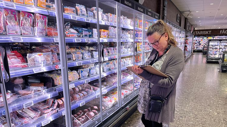 Eva Norrand Andersen, konsumentrådgivare i Kungsbacka kommun, jämför livsmedelspriser i en butik.