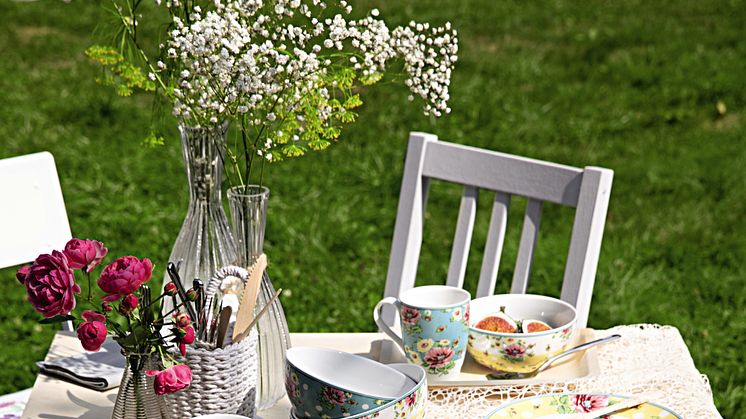 Im Blütenmeer zum Osterkaffee: Hutschenreuther Springtime Flowers zaubert die passende Stimmung zu Tisch. 