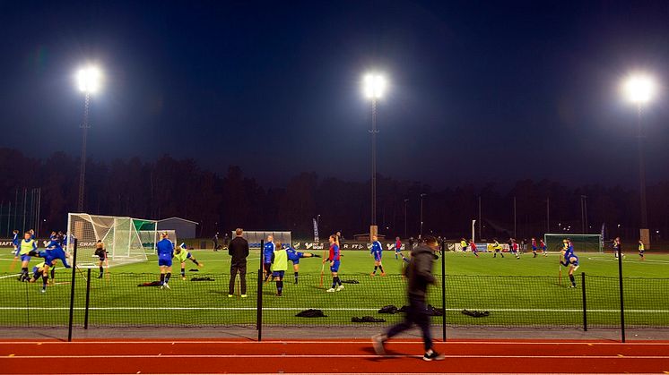 Den nya belysningen på Torvalla IP uppfyller Svenska Fotbollsförbundets krav, med en medelbelysningsstyrka på minst 400 lux på planen.