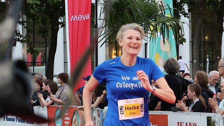 Hochsprung-Olympiasiegerin Heike Henkel fightet mit großem VOD-Team für ein Osteopathie-Berufsgesetz.