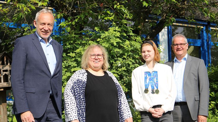 Wilhelm Bechtel, Vorsitzender des Vorstands (l.), und Mario Jahn, stellvertretendes Mitglied des Vorstands (r.), freuen sich mit Astrid Meyer-Breither, Konrektorin der Hephata-Förderschule und Schülerin Tamara Baumgärtner über die sportlichen Erfolge