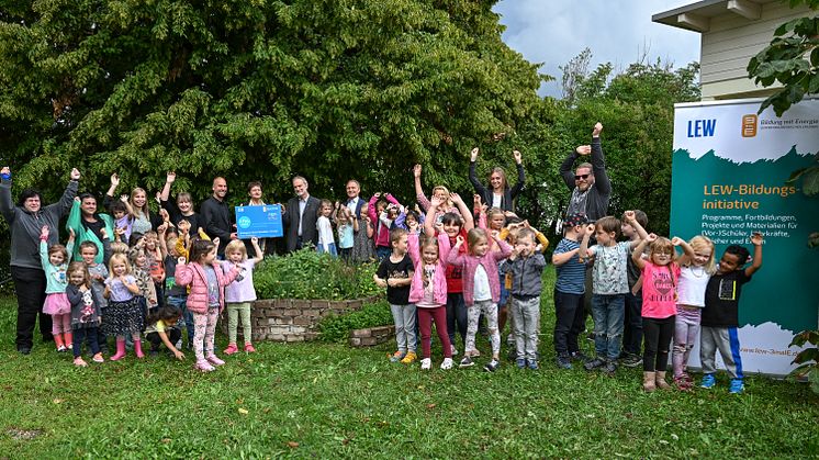 Mit ihrem Engagement für Nachhaltigkeit belegte der Kindergarten Mariae Himmelfahrt in Schongau beim Wettbewerb „Zukunfstheld:innen“ der LEW-Bildungsinitiative 3malE den 2. Platz. (Genaue Bildbeschreibung siehe Download unten)