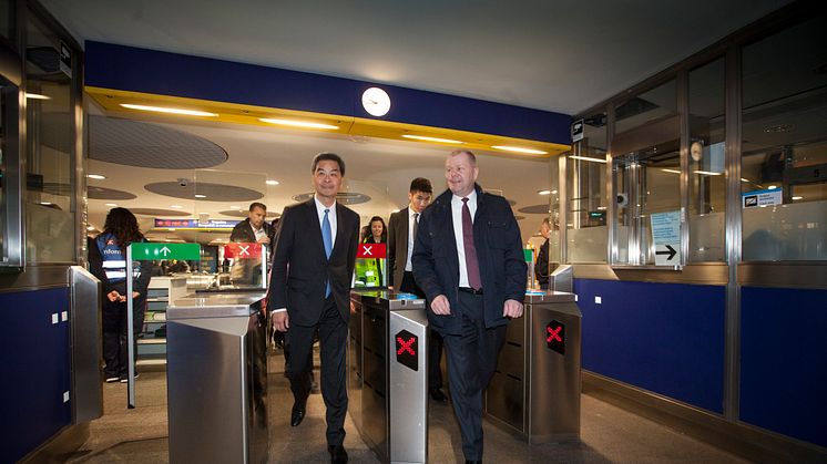 Hongkongs regeringschef MR Leung och Peter Viinapuu