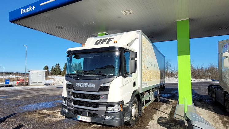 UFF:n seitsemän taloudellista Scaniaa tankkaavat Neste MY uusiutuvaa dieseliä.