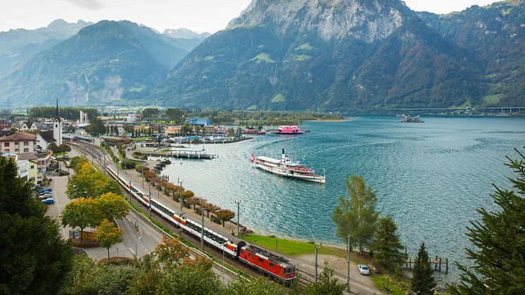 Der Gotthard Panorama Express mit Dampfschiff und Zug. Copyright: Schweiz Tourismus