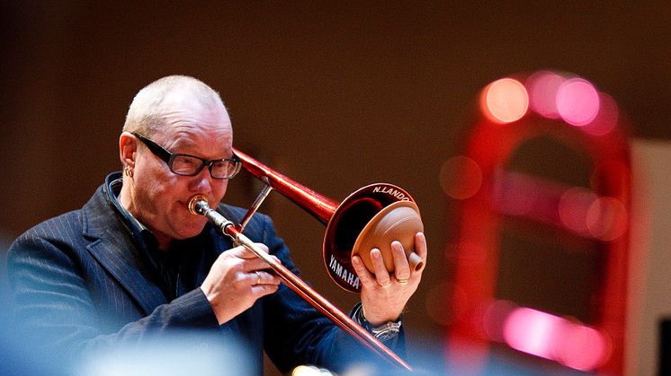 Den mångsidige musikern och trombonisten Nils Landgren får Sir George Martin Music Award 2012
