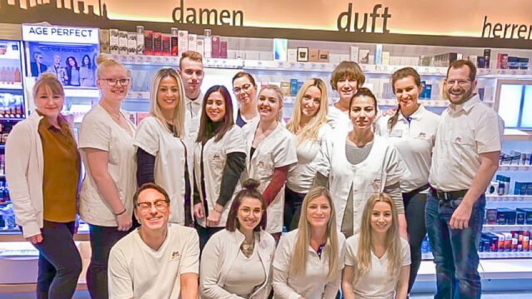 Das Team vom neuen dm-Markt in der Münchener Altstadt freut sich auf die Eröffnung