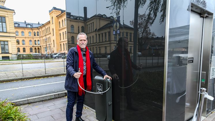 Daniel Helldén vid en av de 34 helautomatiska cykelpumparna