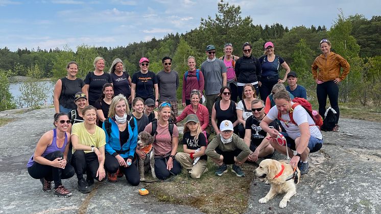 Ett glatt gäng på vandring runt Sisjön med Annelie Pompe och Merrell Hiking Club!