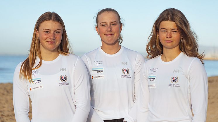 VERDENS BESTE TRIO: Tuva Oppedal (t.v), Mina Mobekk og Maya Gysler var alle blant de fem beste i verdenscupåpningen på Mallorca, og til sammen utgjør de verdens beste landslag i OL-klassen iQFOiL for damer. (FOTO: Henrik Eriksen)